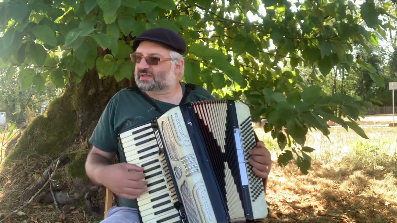Smurfing Beer (Petrus Kartner, Father Abraham in Smurfland, 1978) ... played on the accordion!