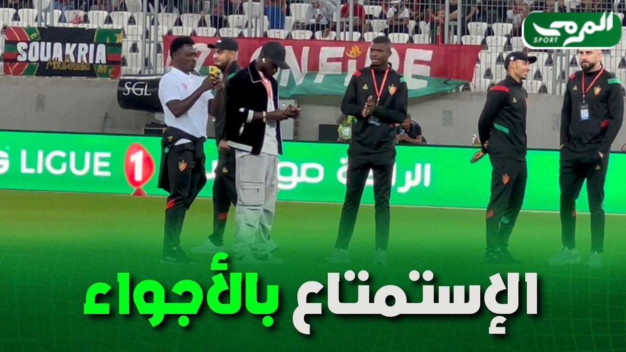 🟢 شاهد كيف تفاعل كيبري وبانڤورا لأغاني جماهير مولودية الجزائر قبل  بداية  مباراة  بارادو
