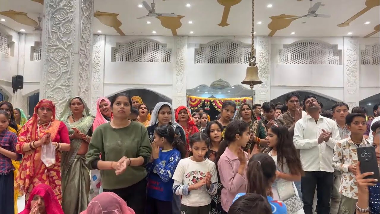 प्रतिदिन लाइव आरती दर्शन के लिए चैनल को सब्सक्राइब  करें और कमेंट में राधे राधे जरूर बोलें लाइक 👍 