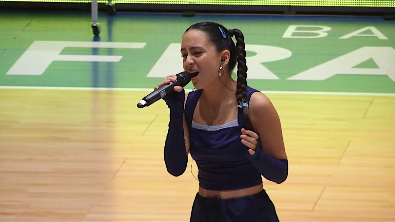 Sezin performing 