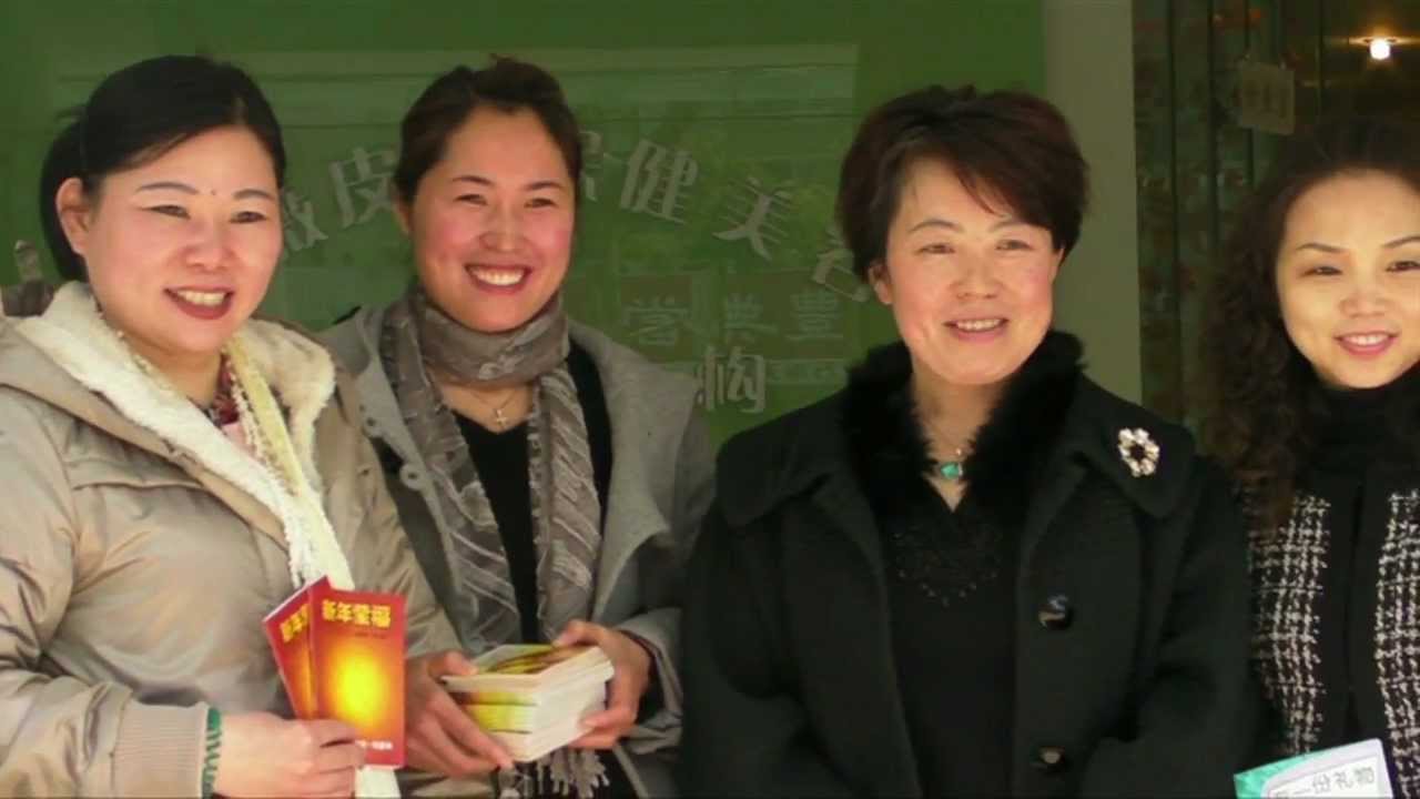 Christian businesswomen in Nanjing, China, share the Bible