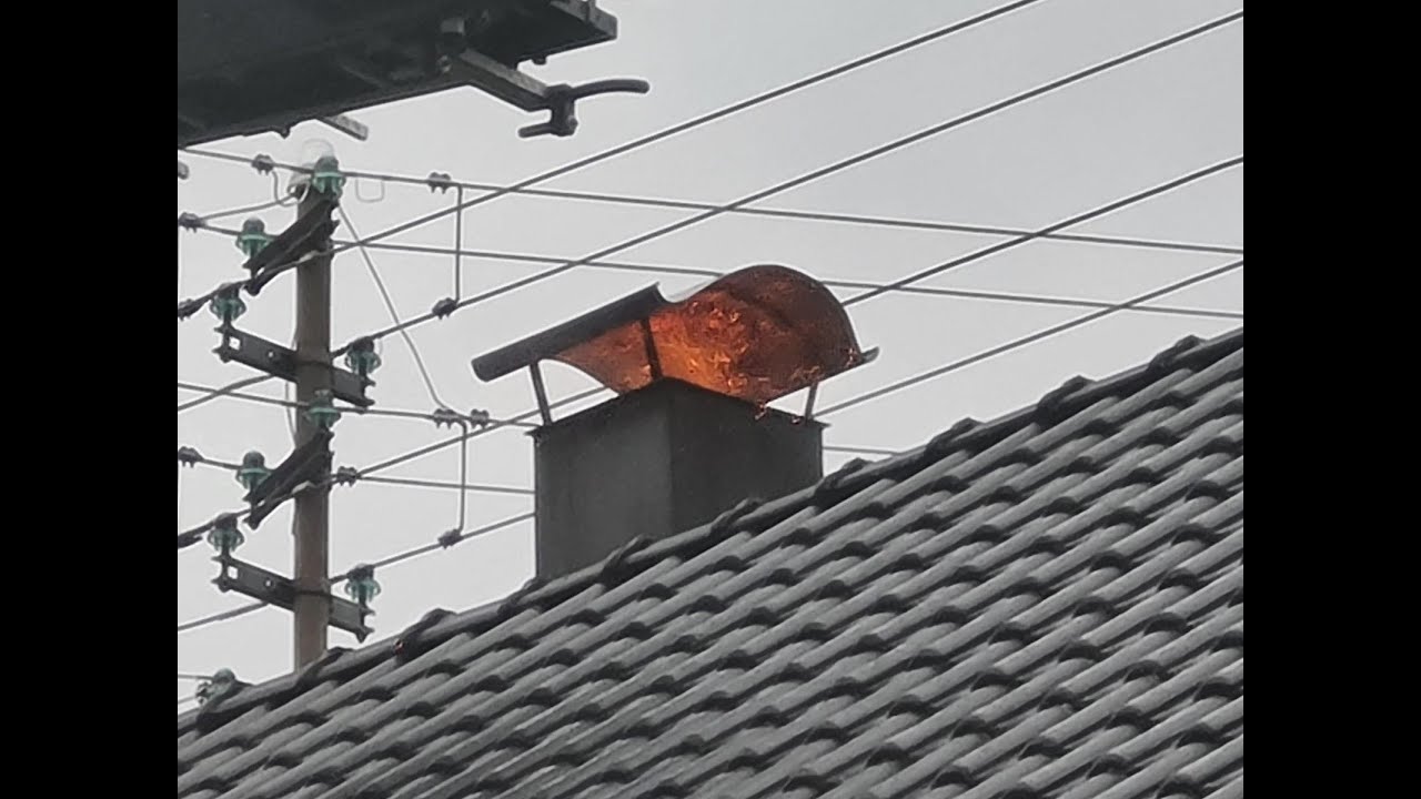 Hubarbeitsbühne der Feuerwehr Rottweil rückt zu Kaminbrand aus
