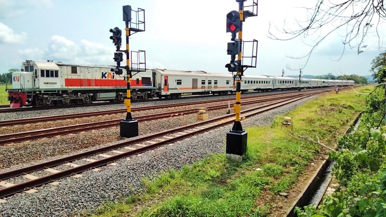 Kesibukan Kereta api di Stasiun gombong Dari Pagi sampai Siang hari