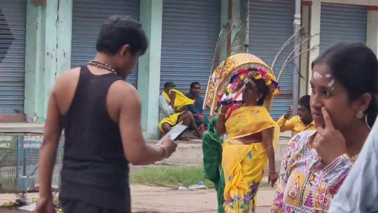 பழனி மலை முருகனை தரிசிக்கும் பொதுமக்கள்,The public visiting to worship Lord Murugan at Palani Hill.