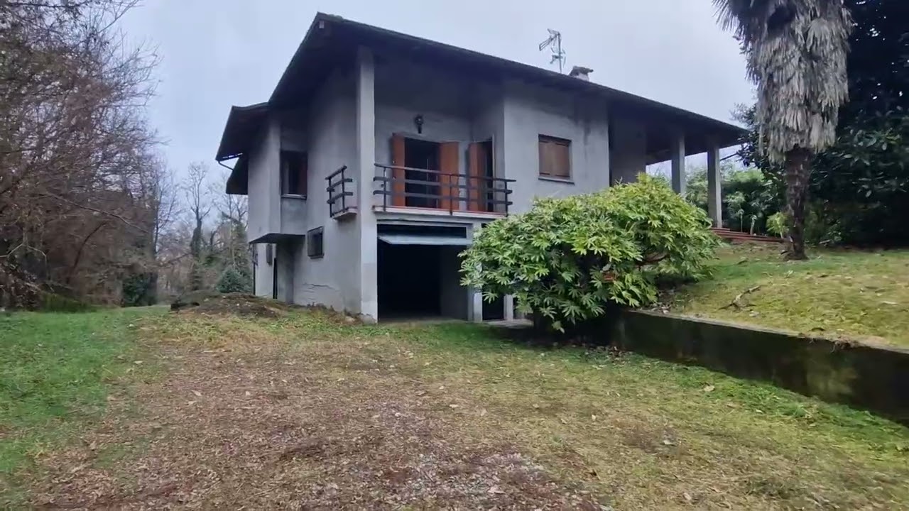 Ampia villa indipendente immersa nella quiete del bosco in vendita a Borgo Ticino