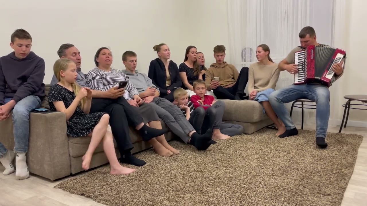 Лодка по волнам во тьме плывет// семья Толстопятовых