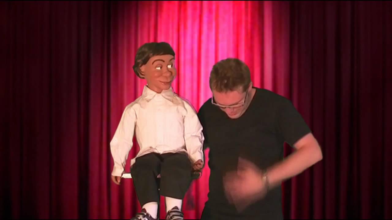 Michael Lindegaard med dukken Eddie - (bugtaler)