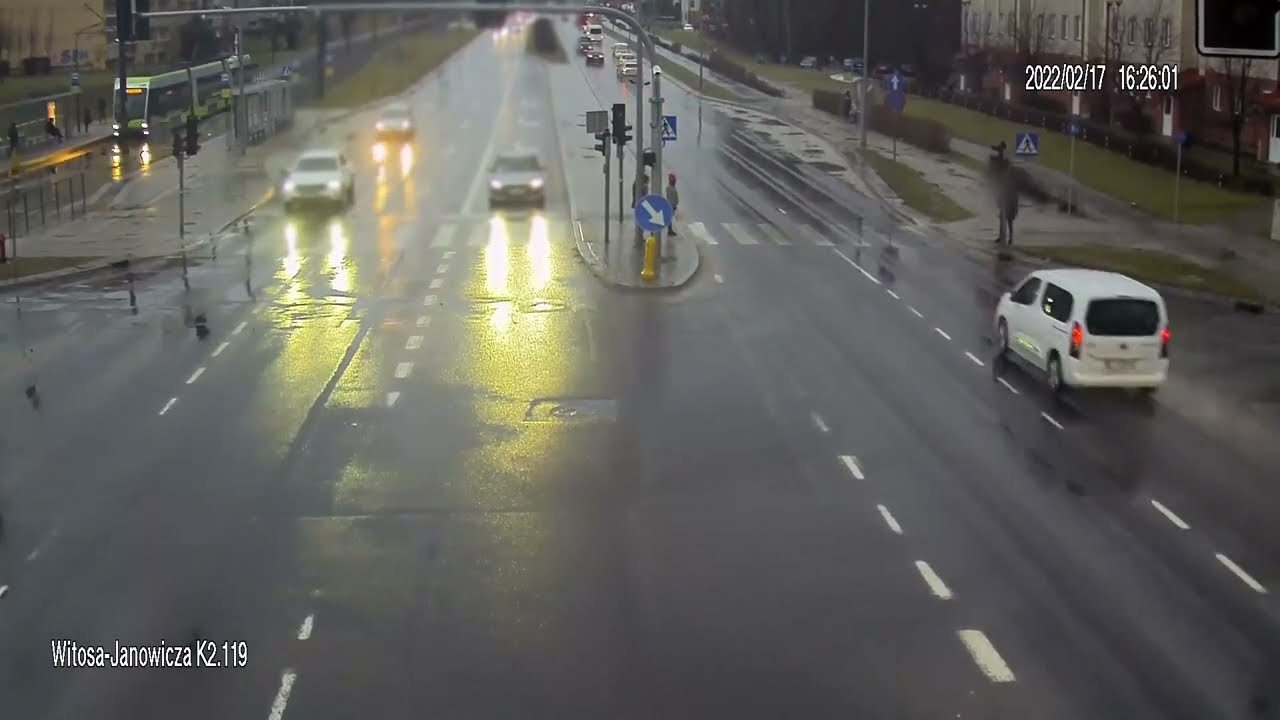 Wbiegł na czerwonym świetle wprost pod nadjeżdżające auto.
