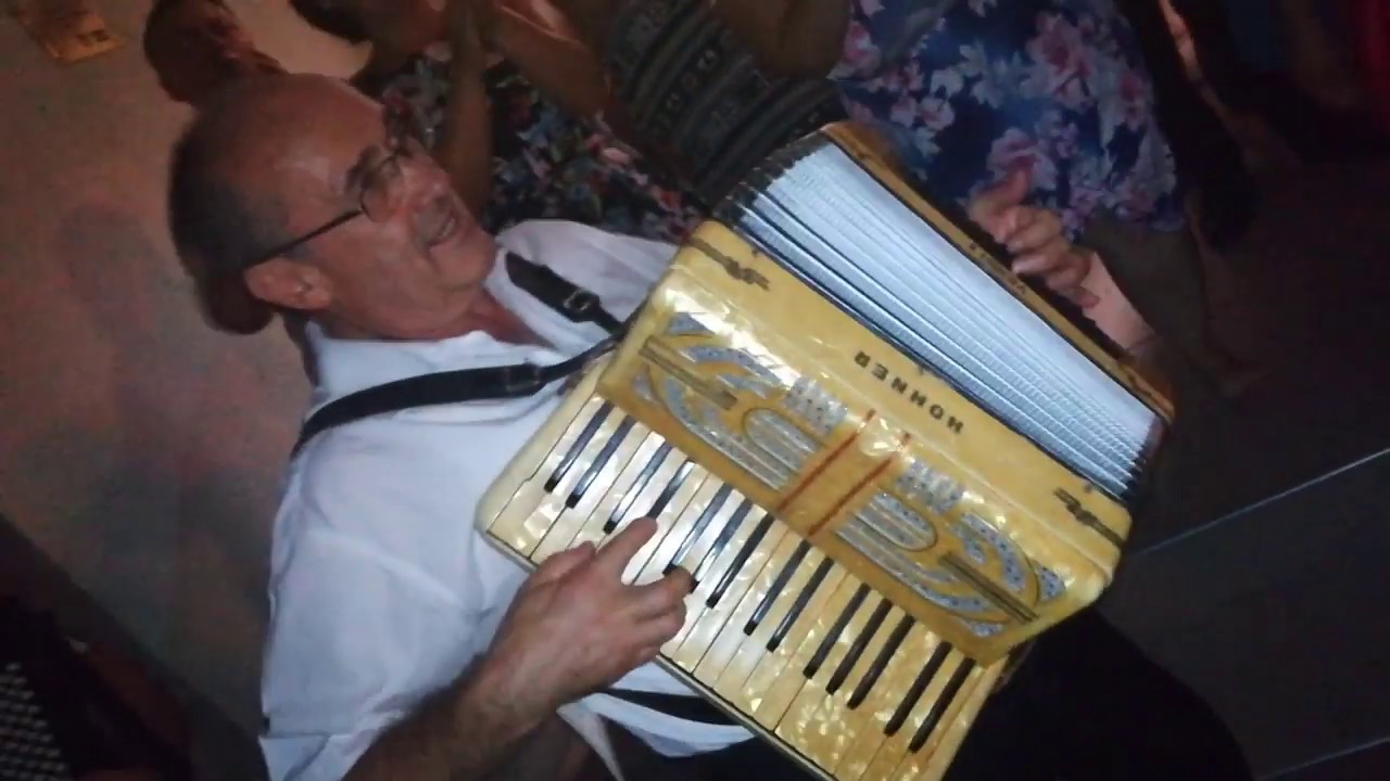 Vőfély kikísérése a lakodalomból hajnali 2 óra 30 perckor, a Ricsi Trió közreműködésével