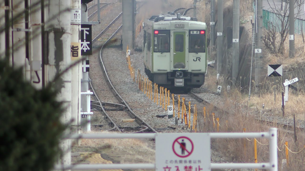JR East Koumi Line KiHa110 series DMU - Komoro 2021-04-04