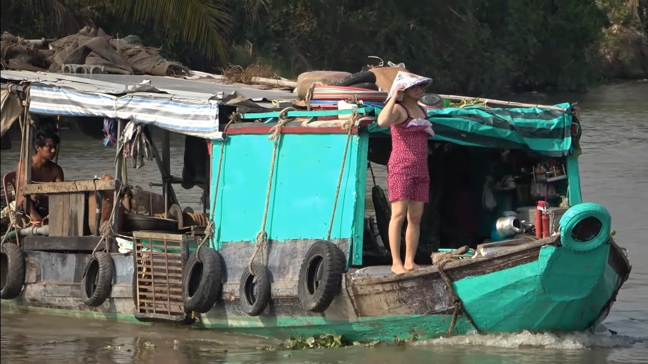 Nghề chuyền thống kiếm sống trên sông của người dân