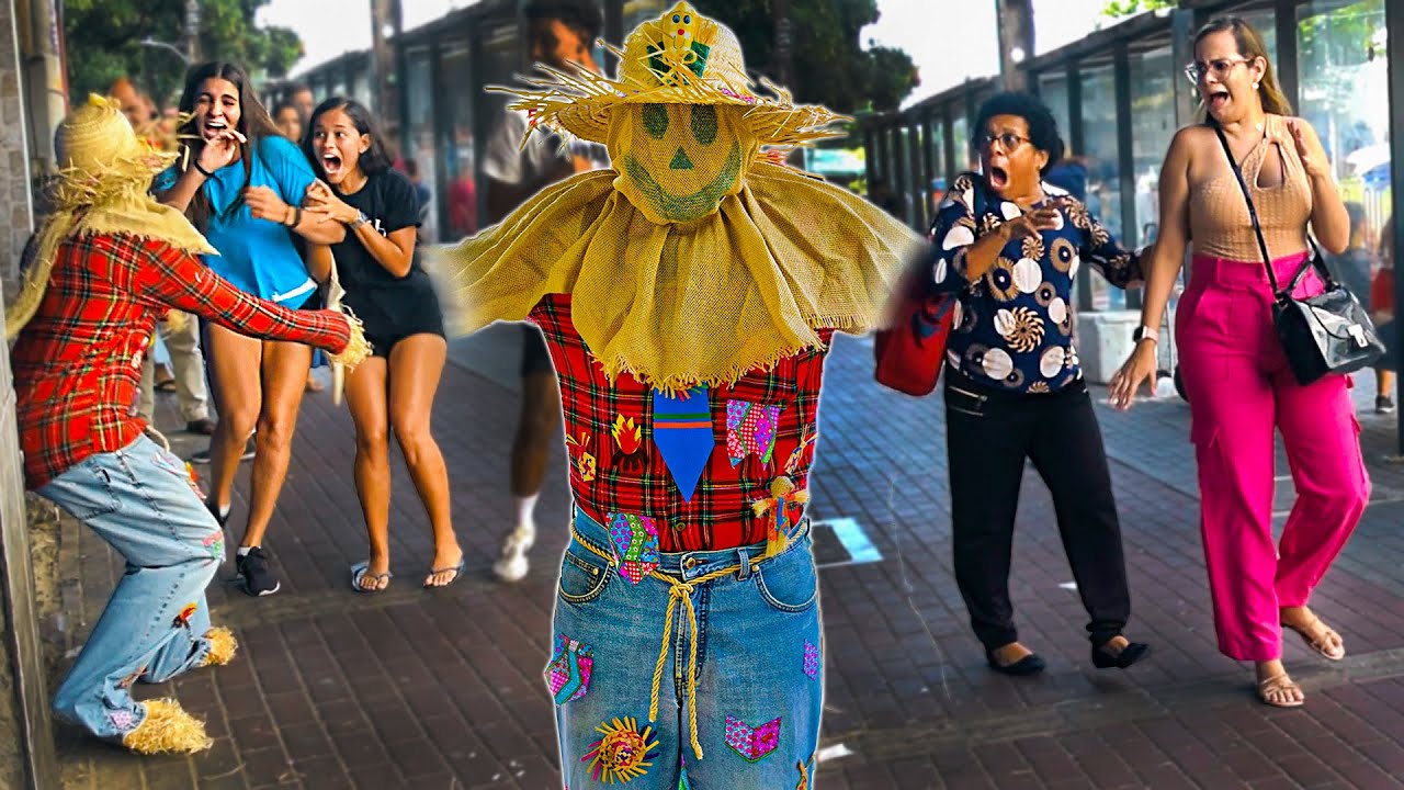 PEGADINHA DO ESPANTALHO - ASSUSTANDO PESSOAS - ScareCrow Prank