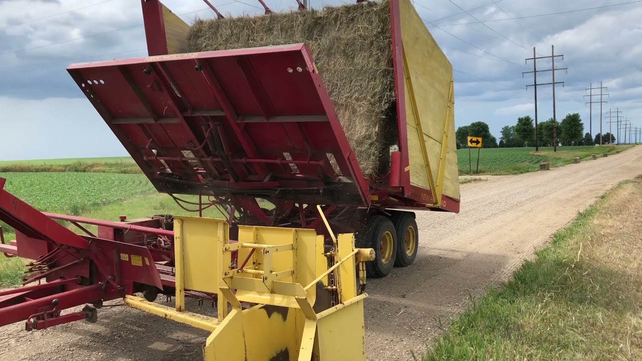Test run  of the New Holland1034 bale wagon  (ditch grass)