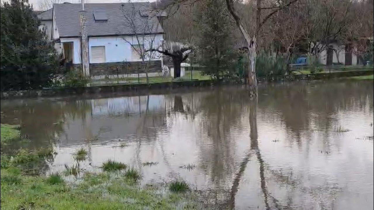 El río Cúa se desborda entre Toral de los Vados y Villadepalos