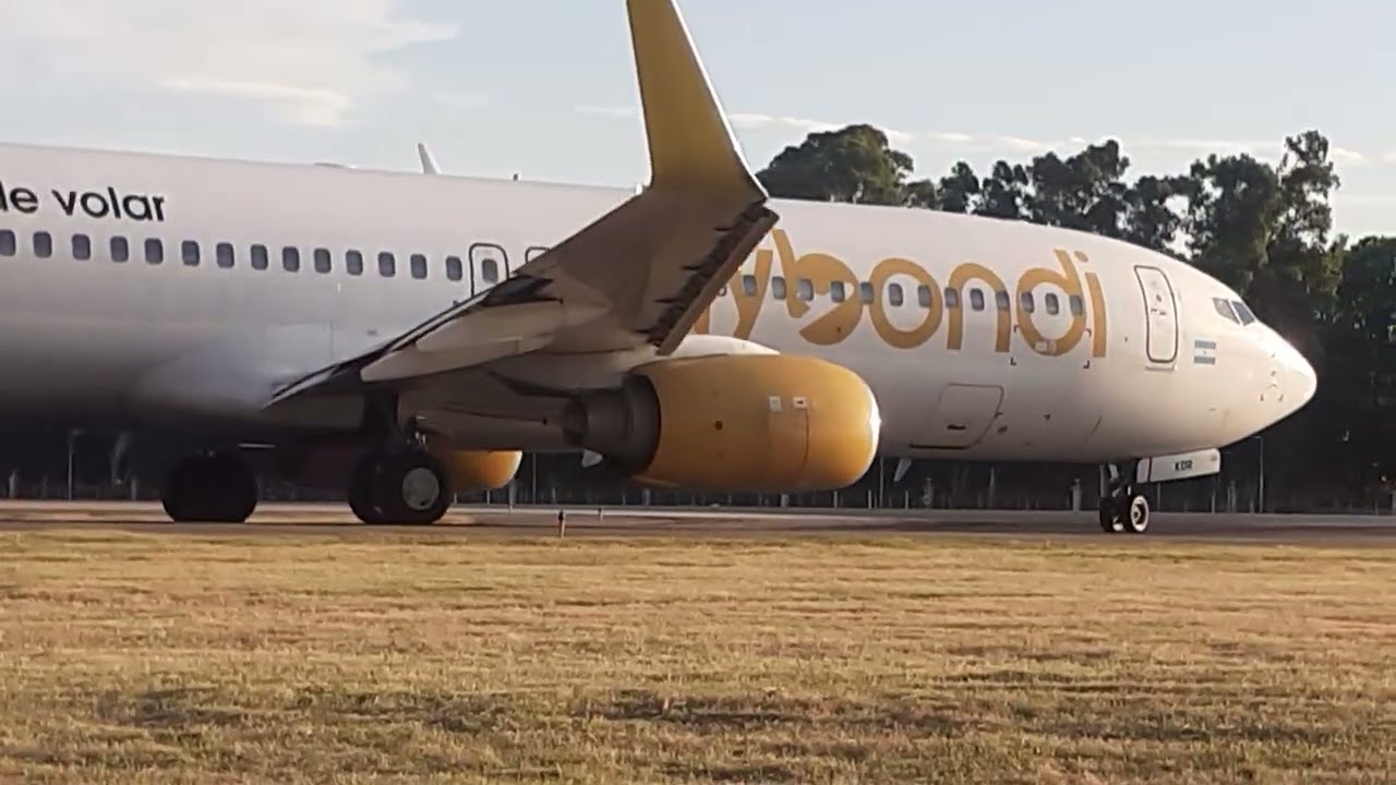 Boeing 737 800 LV-FVO AA -Boeing 737 800 LV-KDR   Flybondi