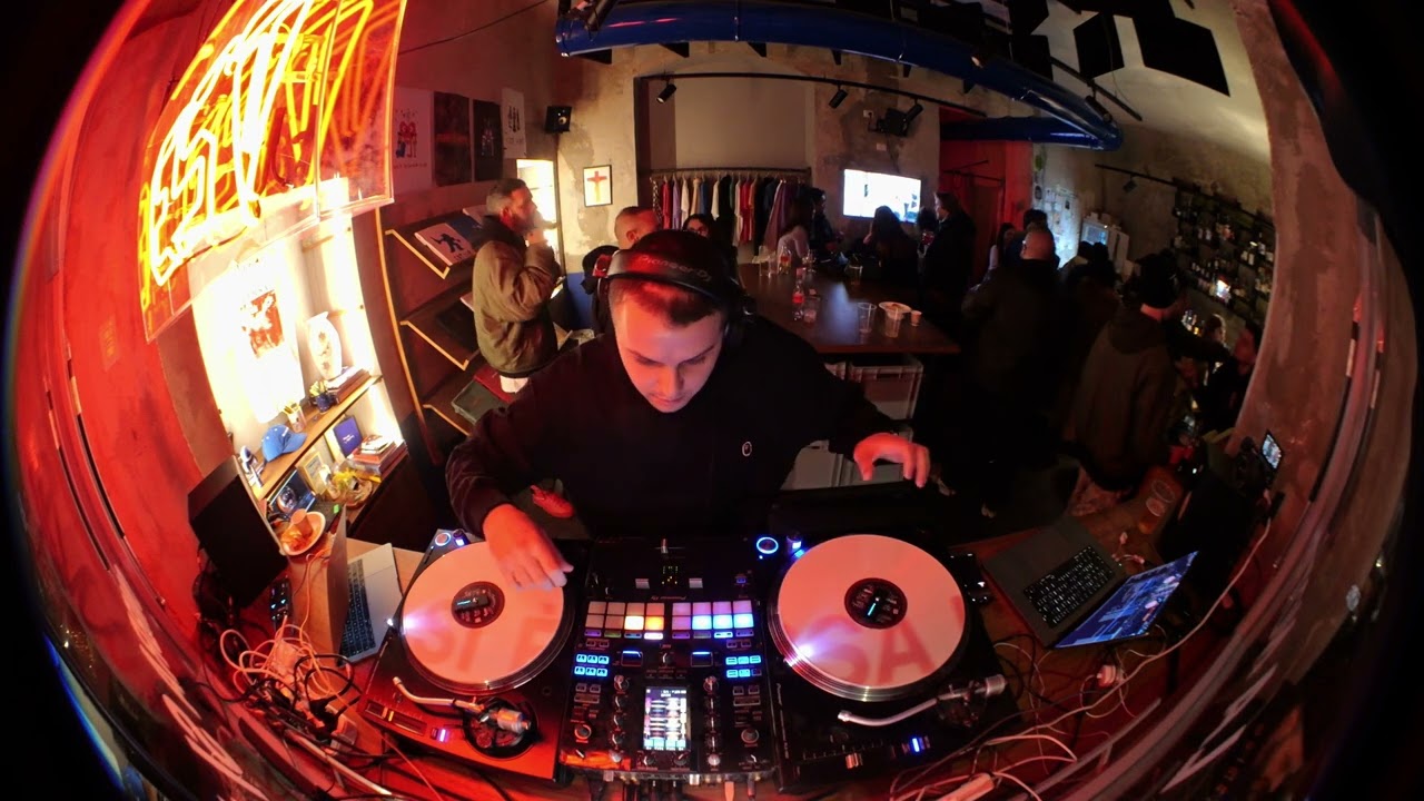 Damianito // RADIO IN VETRINA