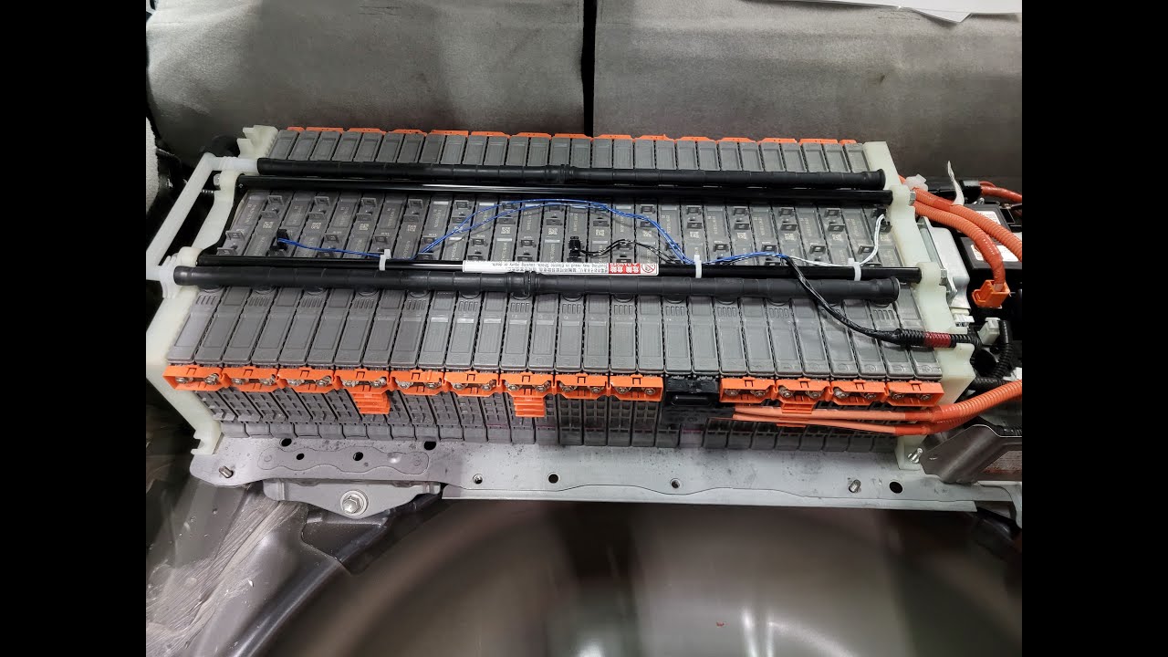 HV-Batterie und Zellen prüfen an einem Toyota Prius 3