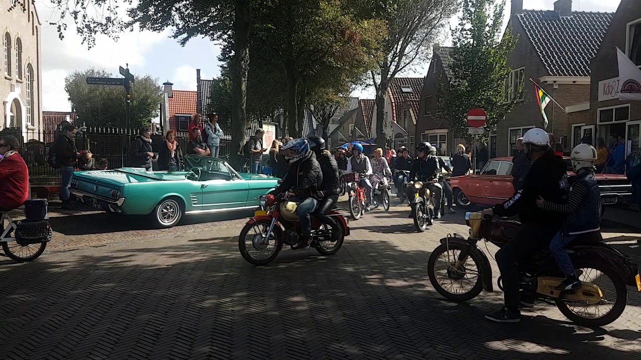 Oldtimer bromfiets optocht terschelling.