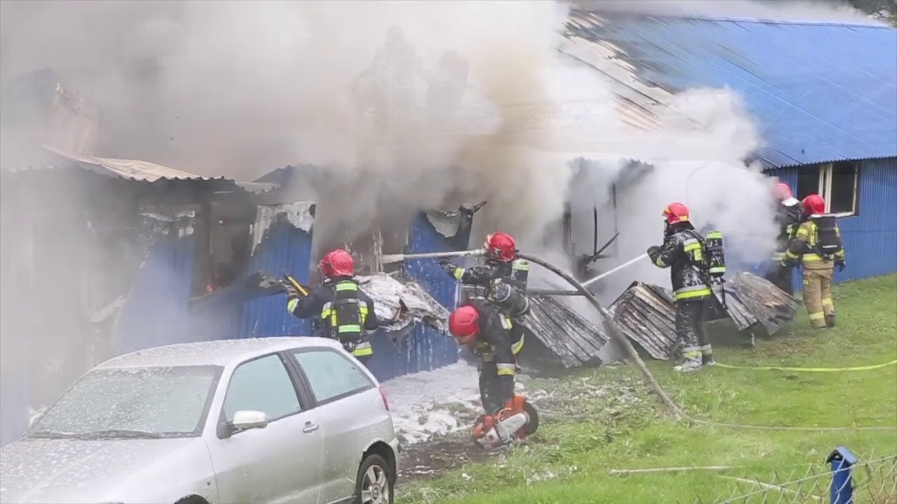 Pożar hali z przyczepami kempingowymi w Bartągu