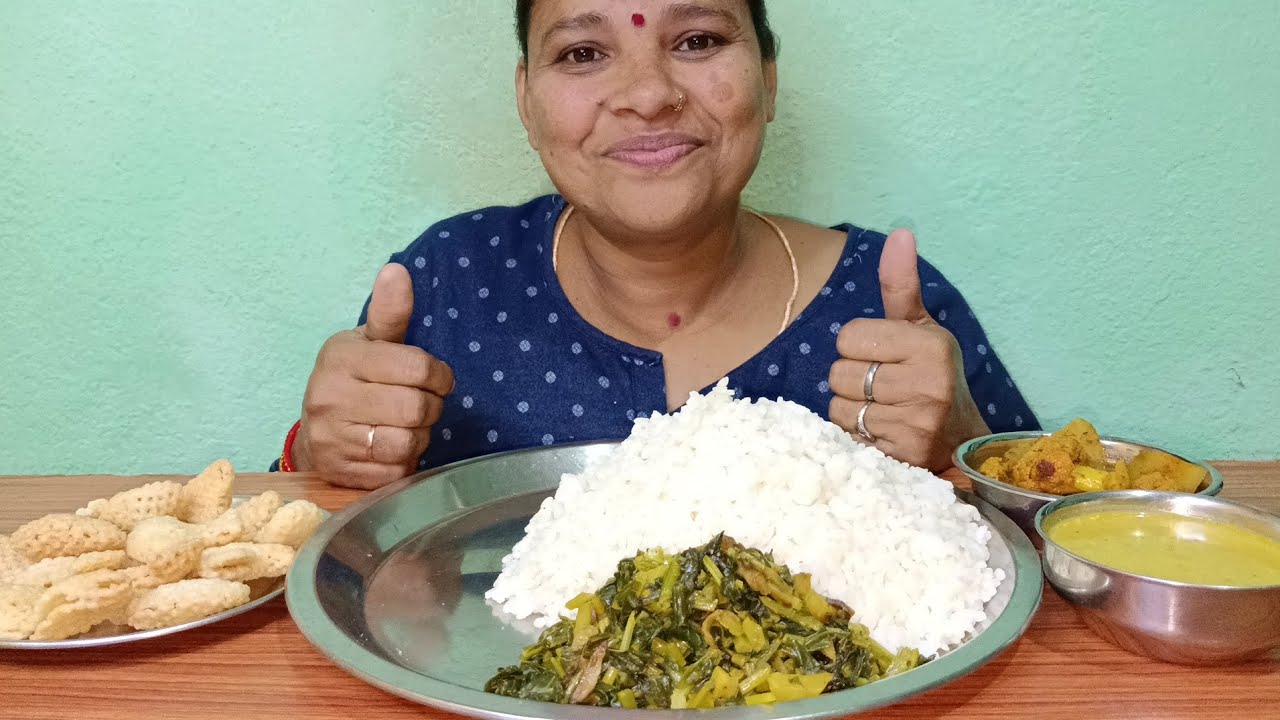 Bigbite Eating With Rice, Kadi, Aalu Gobhi Ka Sabji, Muli Patta Or Aalu Ka Bhujiya And Chips 