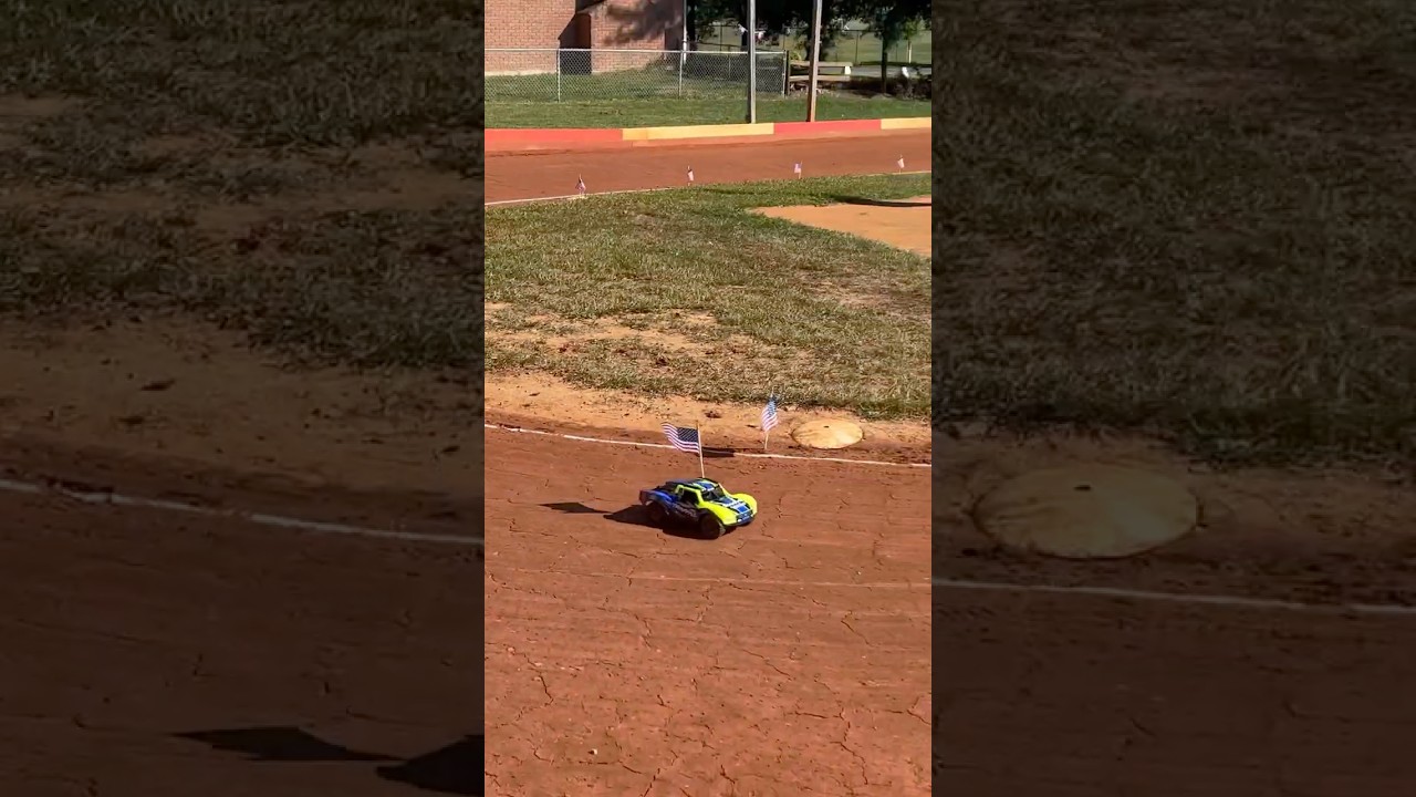 New Traxxas Mini Slash 4x4 - Parade lap with American Flag! #traxxasracing #rccar #track