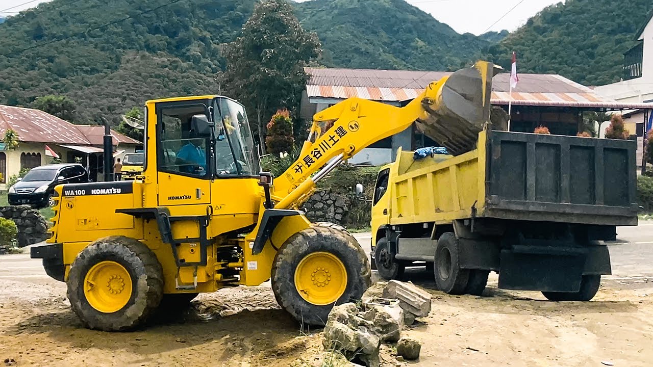 KOMATSU WA100 Loading Demolition Dirt to Mitsubishi Trucks