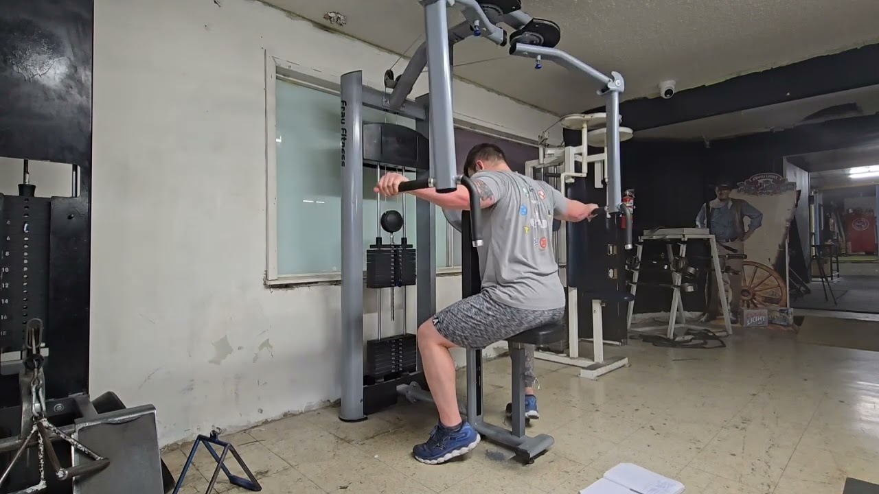 Reverse Pec Deck ( Rear Shoulder Fly )