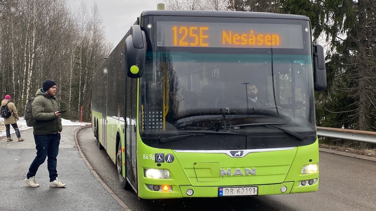 Regionbusser på Furuset skole som går mot Lørenskog.