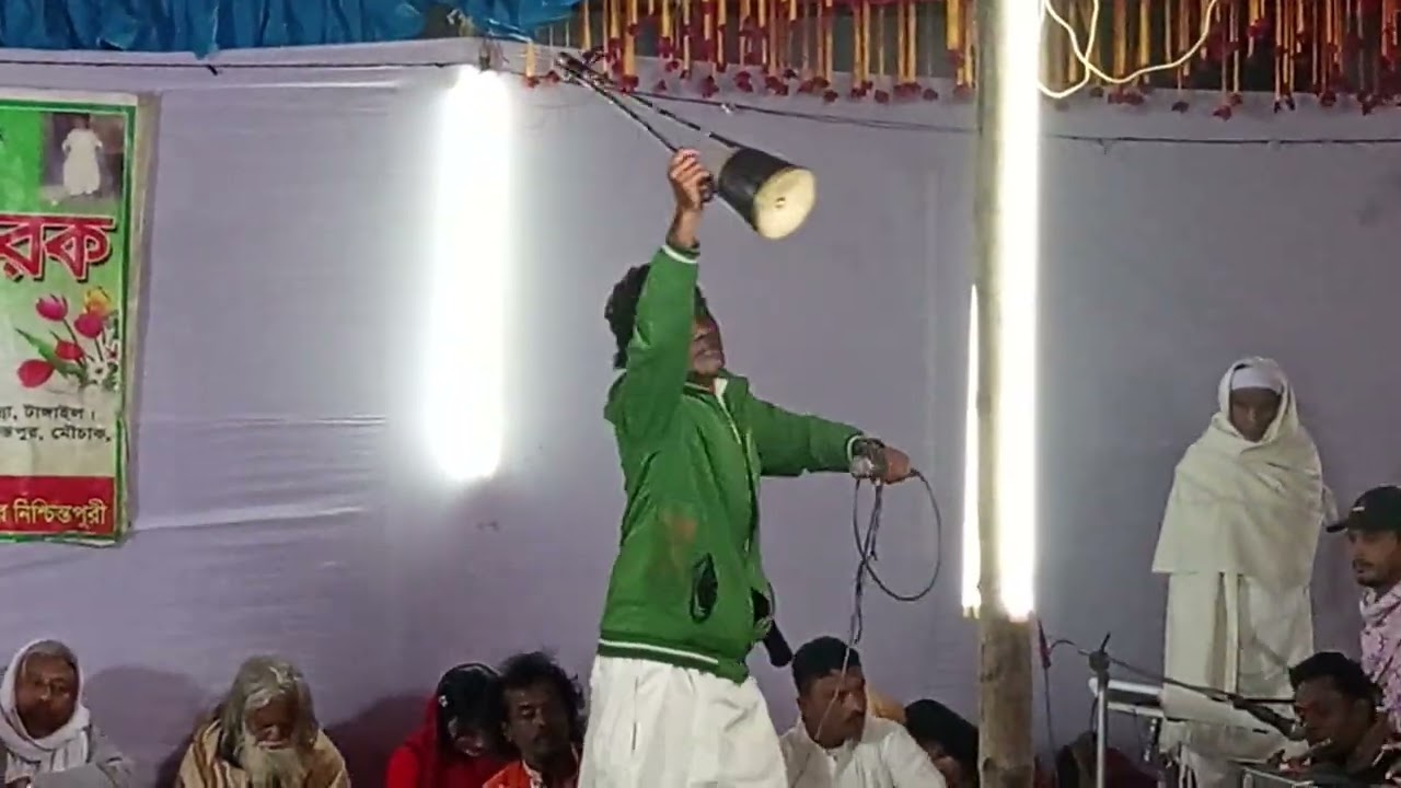 কুষ্টিয়া থেকে আগত লালন সাইজির বানী পরিবেশন করছেন শিল্পী টুটুল ঢুলি 