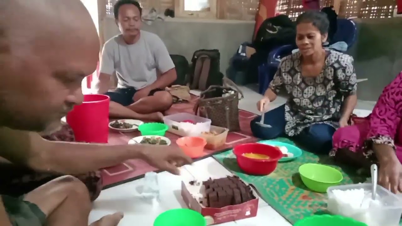 Menyabut bulan Ramadhan kita makan bersama di rumah paman