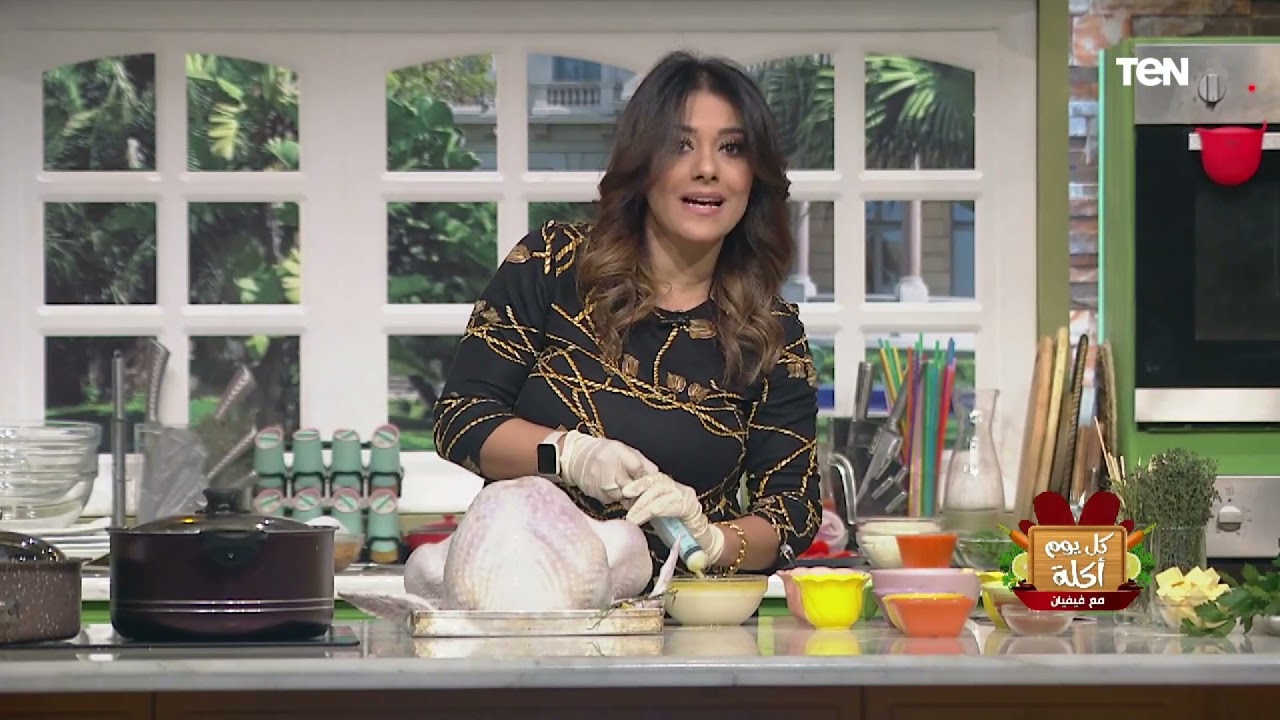كل يوم أكلة | طريقة عمل ديك رومي محشي ورق عنب مع الشيف فيفيان فريد