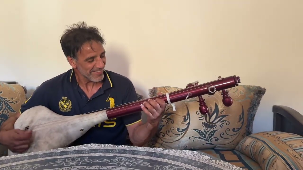 عبدالرحمان الگادي يتحفنا بأحلى النغمات الأطلسية إلى جانب ضابط الإيقاع عبدالحق الرواضي 