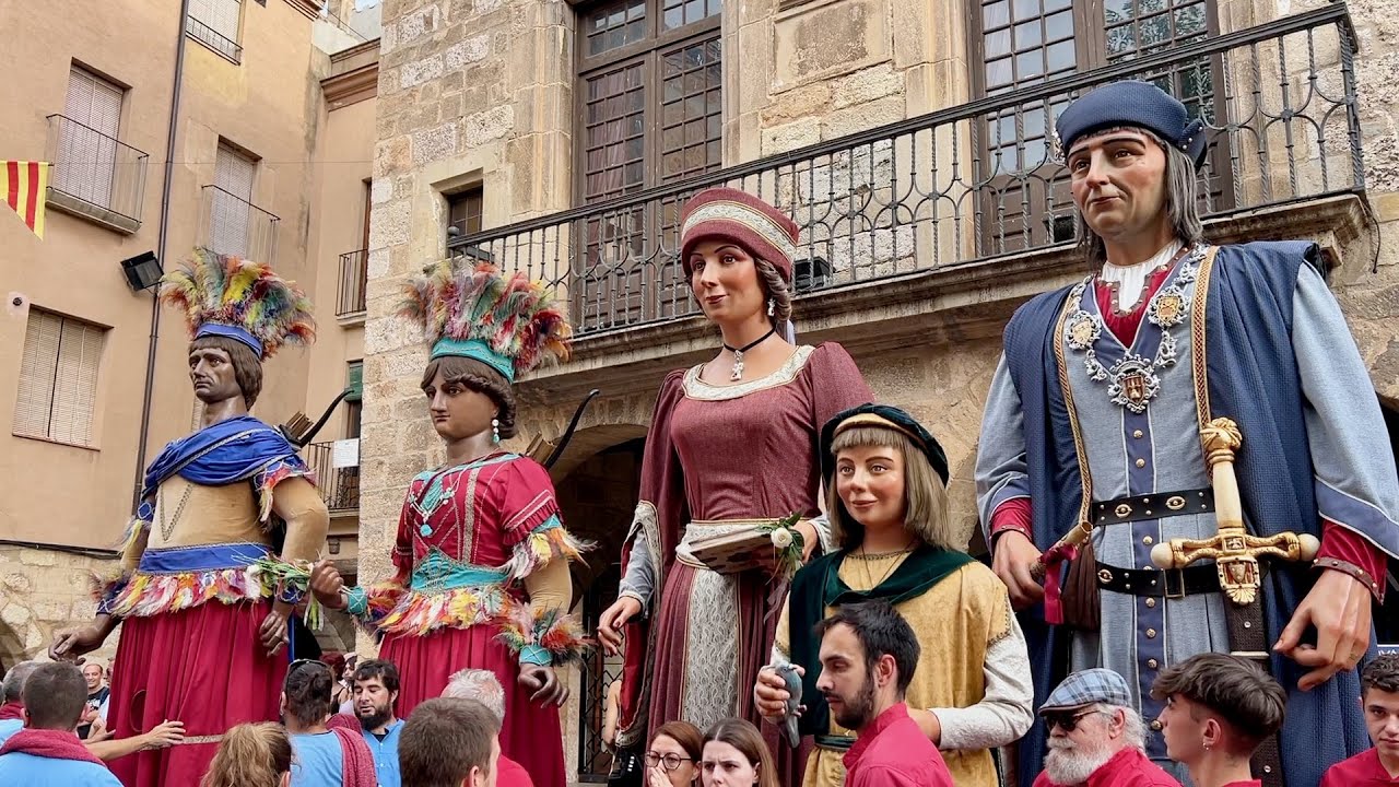 Els primers balls a la pla&ccedil;a Major (La Convidada dels Veguers Montblanc 2022)
