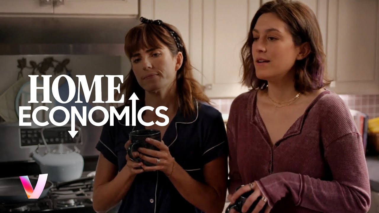 Marina and Sarah Make Up | Home Economics | VTM
