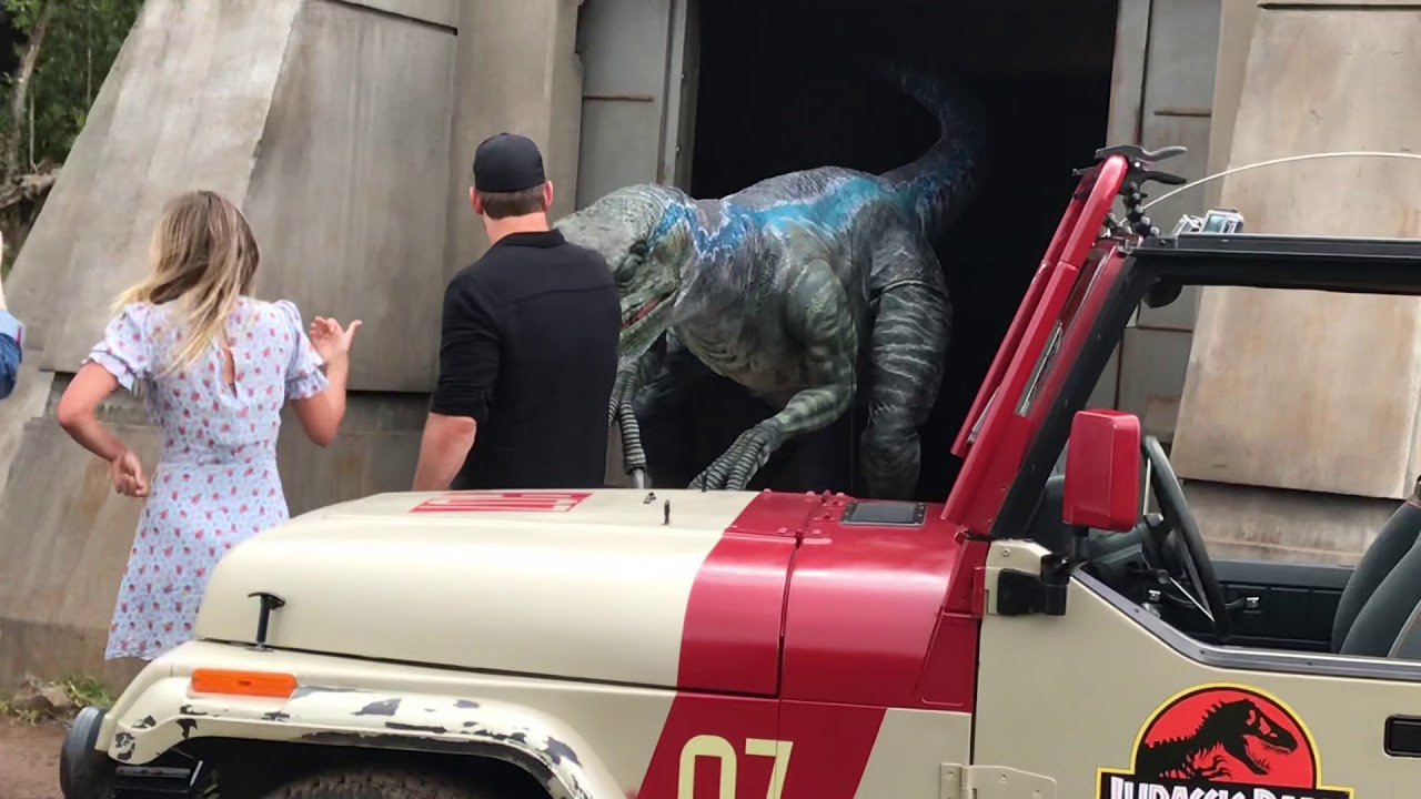 Chris Pratt and Bryce Dallas Howard on the Extra interview