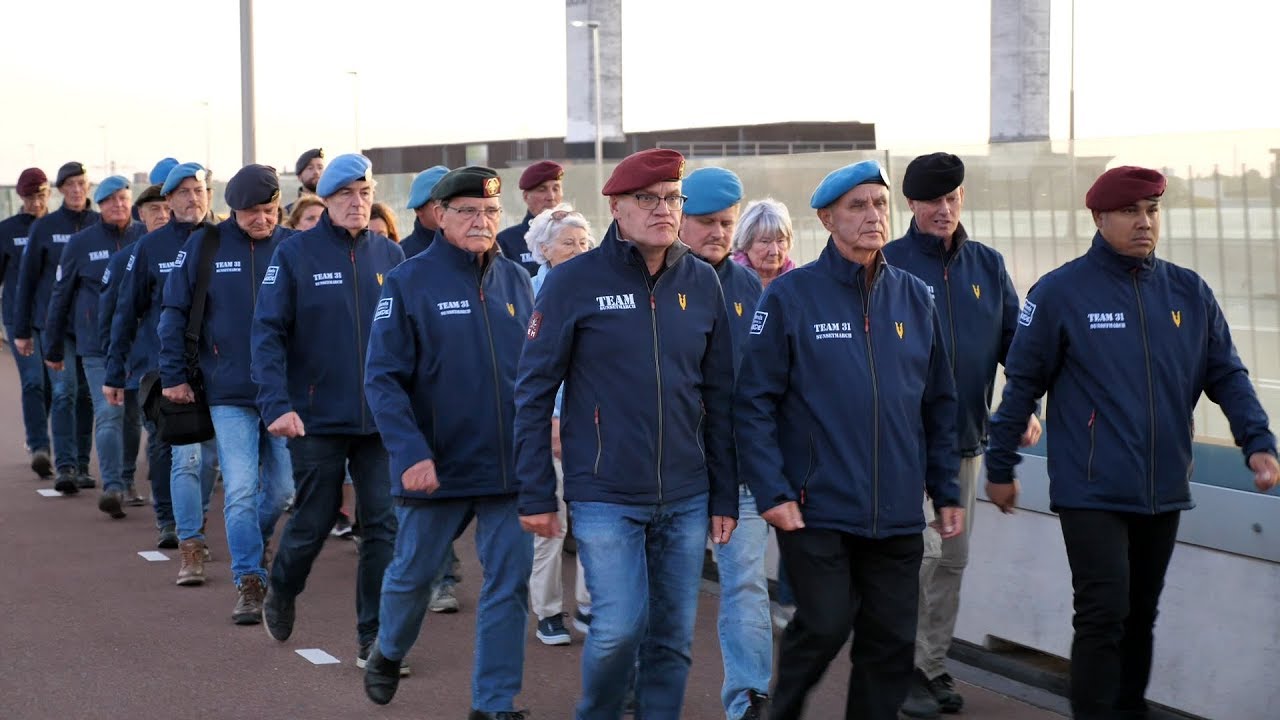 Duizenden mensen lopen Sunset March
