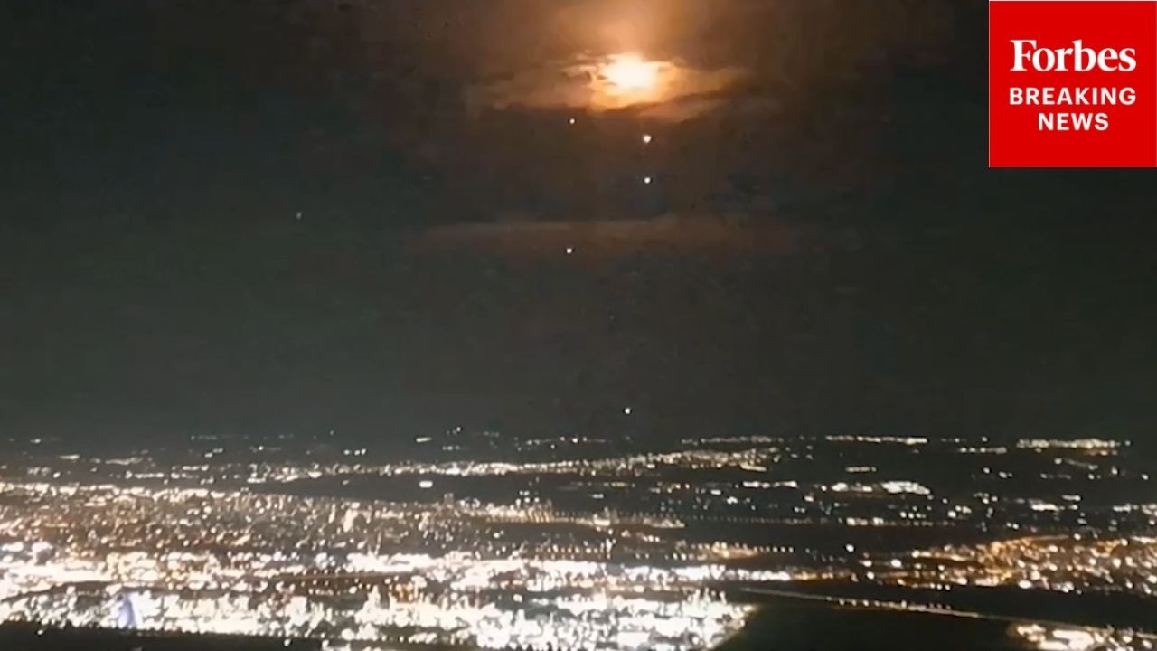 СЫРОЕ ВИДЕО: Израиль запускает перехватчики, когда иранские ракеты приближаются к Хайфе, Израиль.