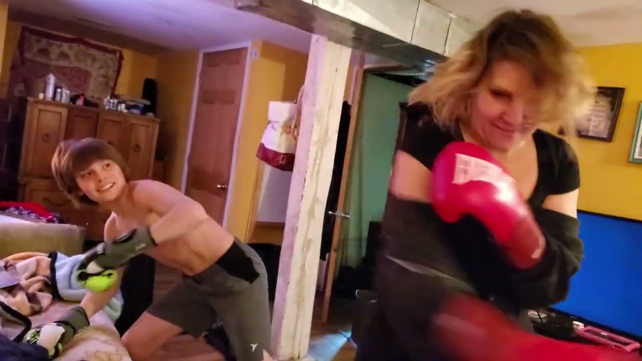 SON PUMMELS MOTHER  #GONEWRONG #boxing #familybonding