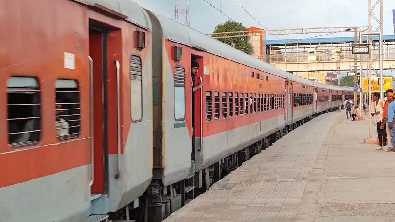 12394 Anand Vihar superfast express arriving Mirzapur station#indiantrain #railwaystation #viral 
