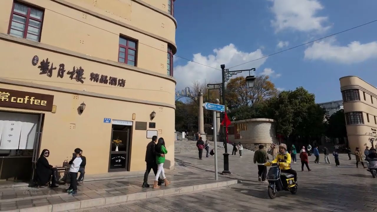 Прогуляйтесь по старым улицам Куньмина, Юньнань, Китай.