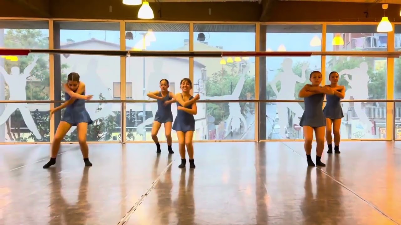Julia Kdansa Contempo