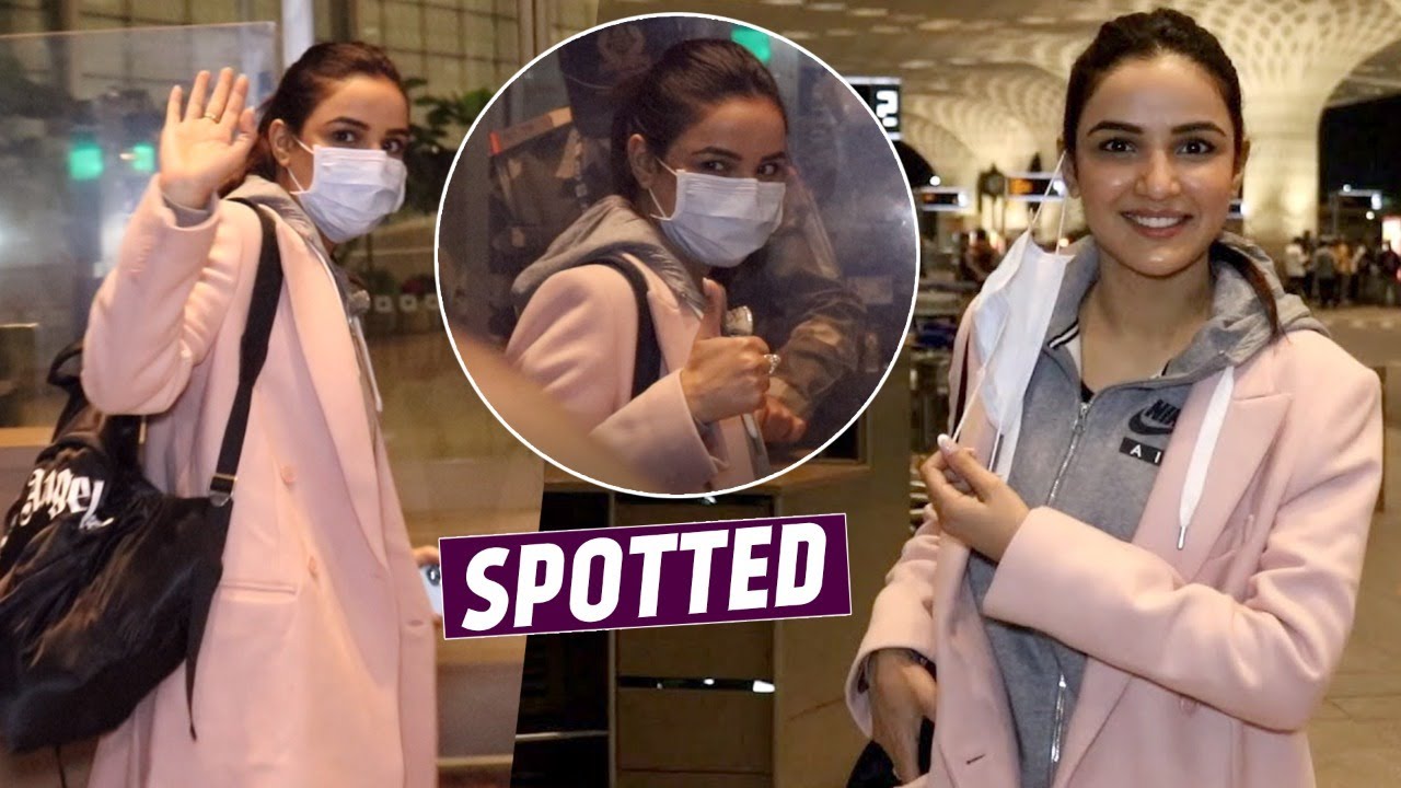Jasmin Bhasin Takes An Early Morning Flight From Mumbai Airport For Her Next Upcoming Project