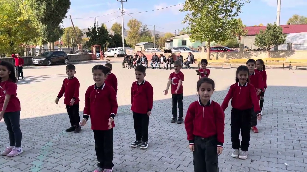 Güroymak Değirmenköy İlkokulu 2/A Sınıfı Cumhuriyet Bayramı Gösterisi 29 Ekim 2025