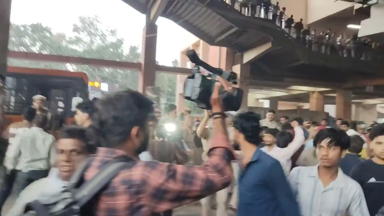 Holi ke tyohar ke din khoon ki Holi ke liye hamare Ghar ma Tarun bhai ko birani mein se mara hai