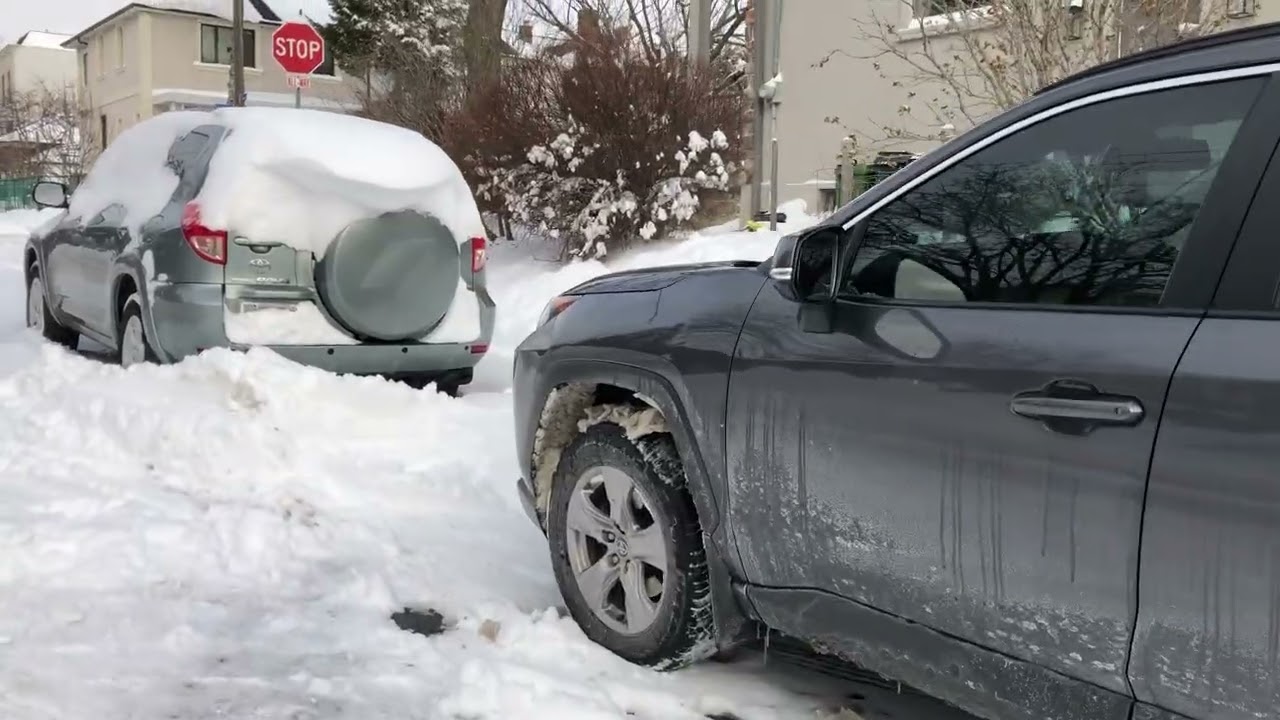 Bão tuyết khủng cao 5 cm  và trừ 11 . Độ C , rất là lạnh trong mùa đông at downtown Toronto Canada 