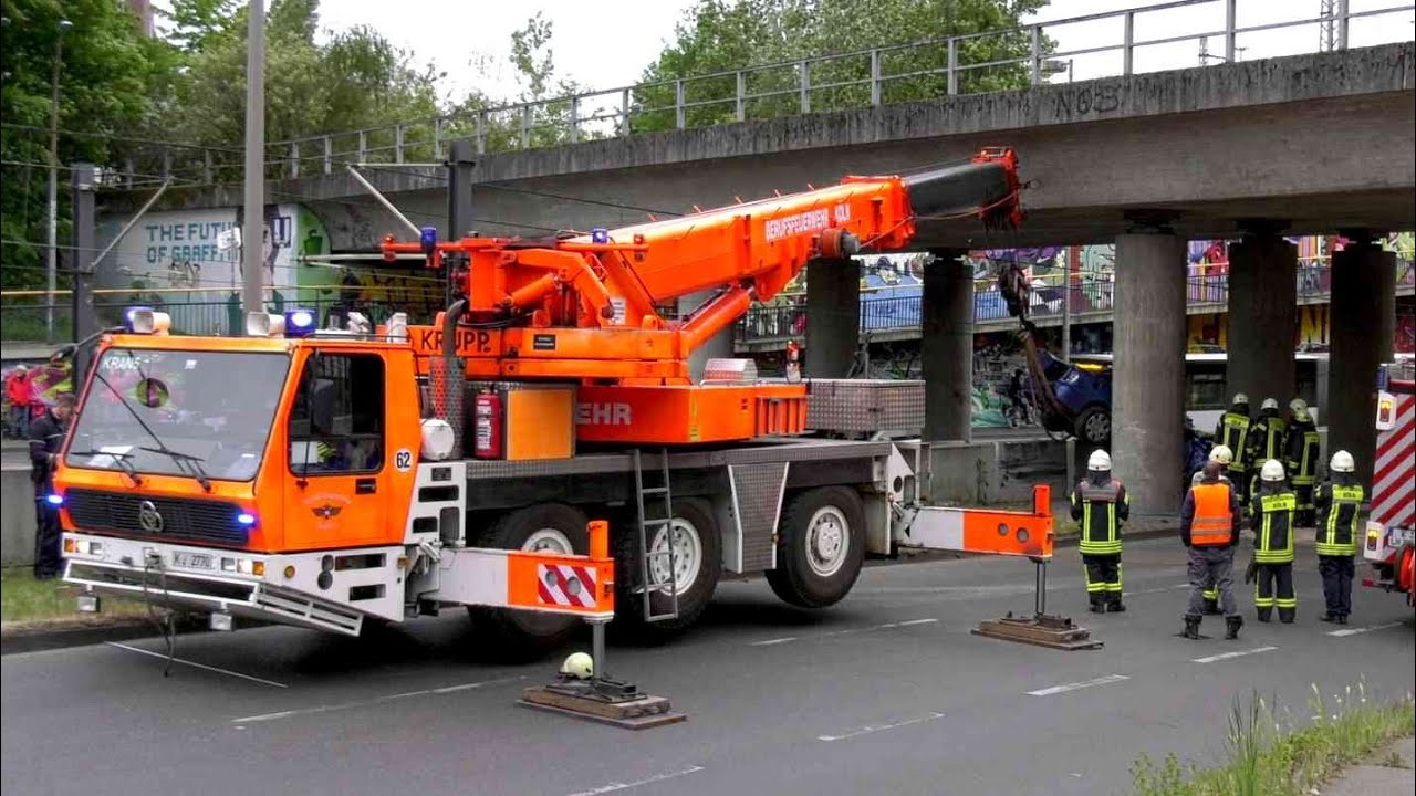 13.05.2020 - Kölner Feuerwehrkran im Einsatz - Opel nach Unfall zwischen Brückenpfeilern verkeilt