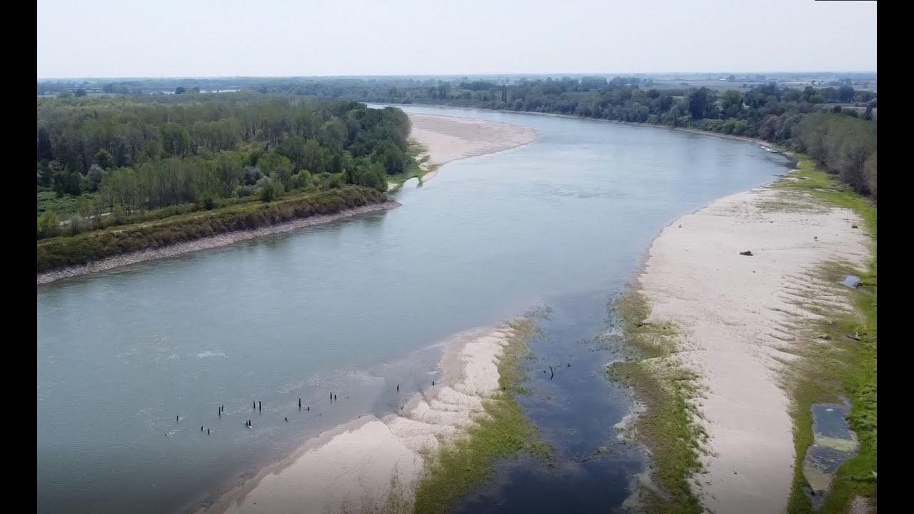 Emergenza idrica, le immagini della siccit&agrave; del fiume Po viste dal drone