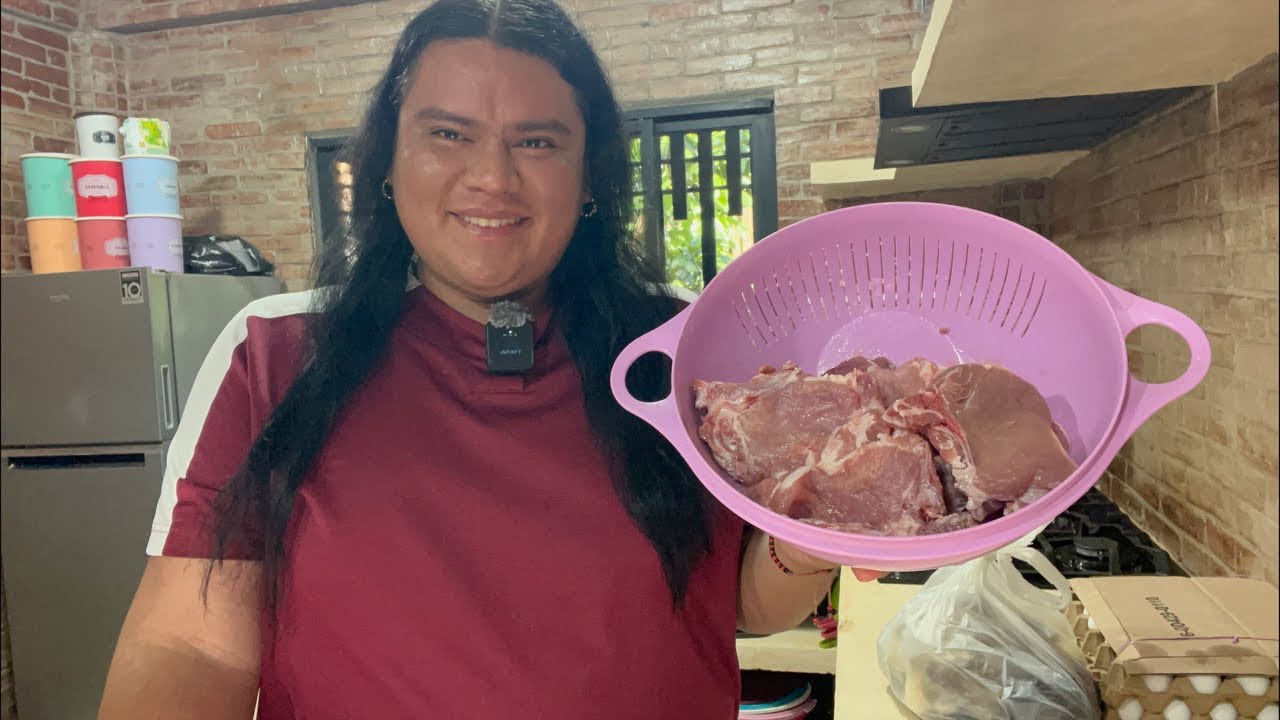 Cocinando unas chuletas de cerdo fritas con su ensalada rusa anda ve di