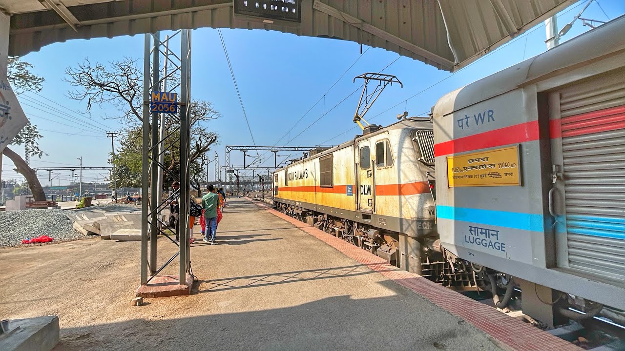 मऊ जंक्शन से निकलकर आजमगढ़ की तरफ जाती हुई गोरखपुर-LTT गोदान एक्सप्रेस ट्रेन।