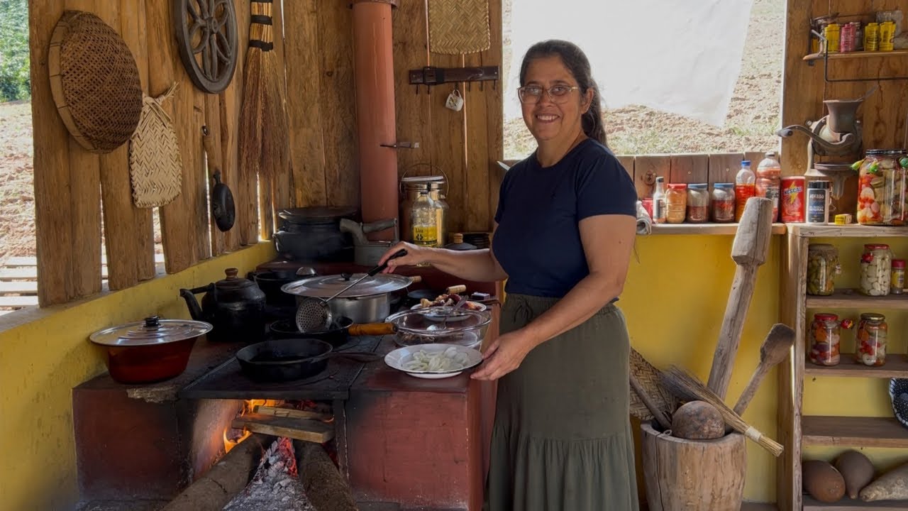 ALMO&Ccedil;O DE DOMINGO NA RO&Ccedil;A - COMIDA NO FOG&Atilde;O A LENHA E FAMILIA REUNIDA.